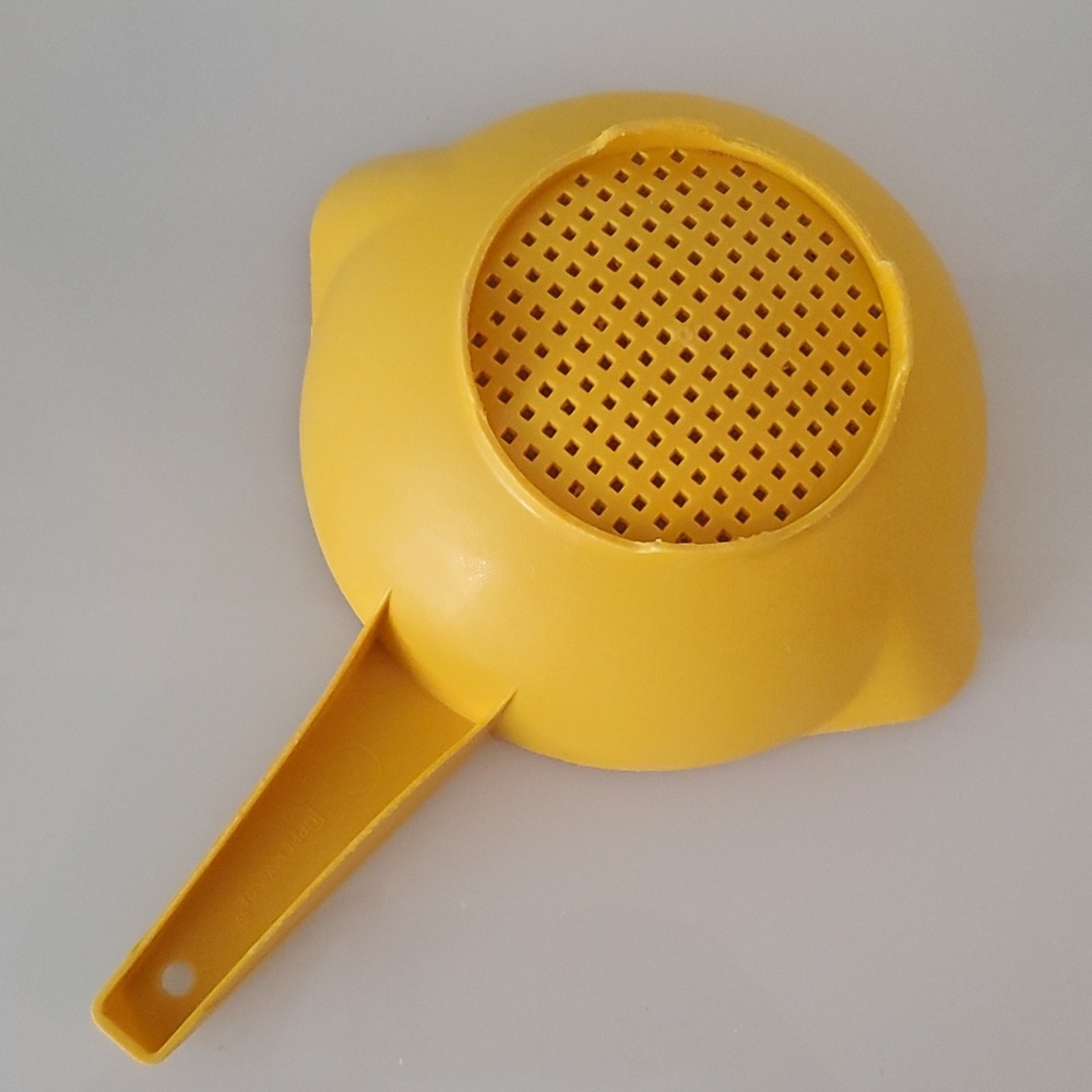 Yellow Tupperware Strainer Colander - Picture 2 of 4